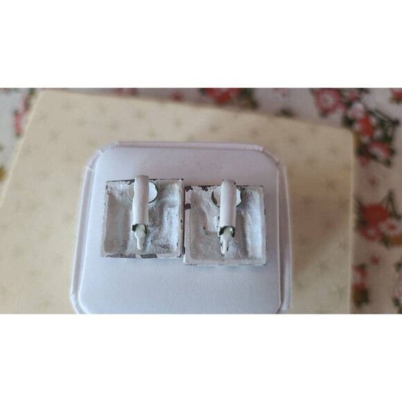 Vintage Blue and White Clip-ons Earrings - Picture 5 of 10